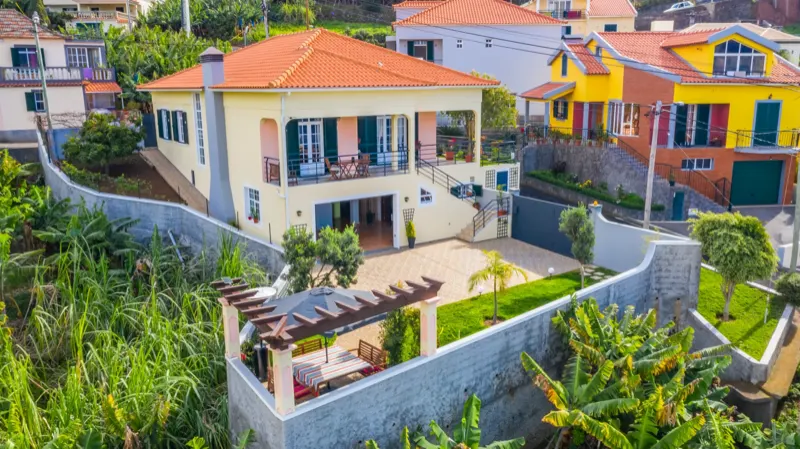 Vila s pergolou a zahradou z dronu, banánové plantáže pod pozemkem