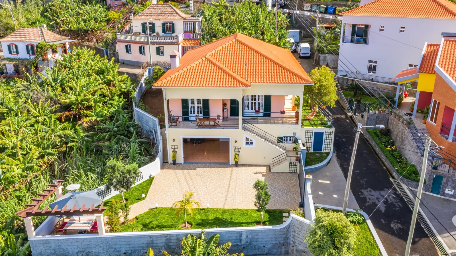 Vila Ponta do Sol z ptačí perspektivy, zahrada, pergola a banánové plantáže okolo
