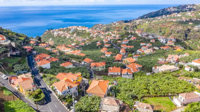 Pobřeží u Ponta do Sol z dronu, silnice se vine nad útesy